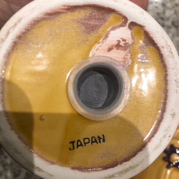 A pair of salt and pepper shakers made in Japan - Picture 3 of 5